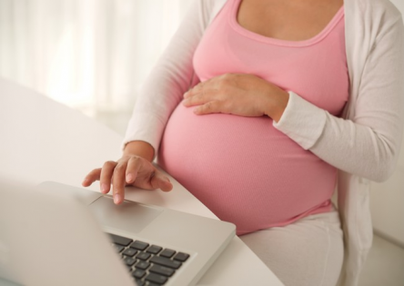 Cumul de contracte in cazul salariatei gravide. Poate beneficia de concediu de maternitate de la ambii angajatori?